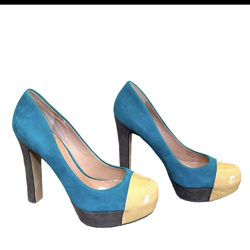EUC Vince Camuto suede heels